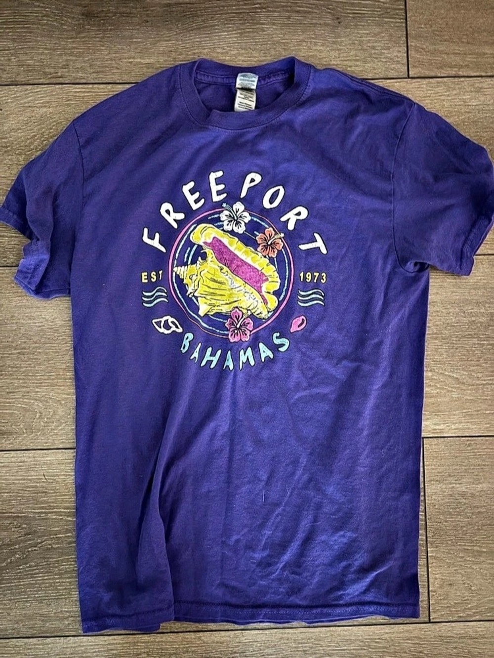 Gildan Freeport Bahamas Conch Shell Souvenir T-Shirt Purple